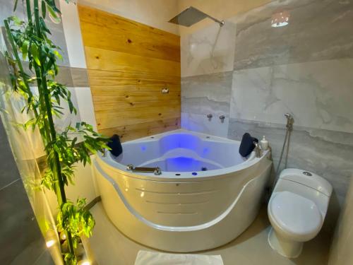 ein Badezimmer mit einer Badewanne, einem WC und einer Badewanne in der Unterkunft Suite Apart Miraflores in Piura