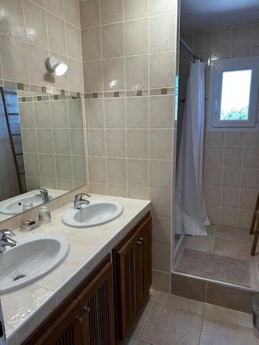 une salle de bain avec deux lavabos et une douche dans l'établissement Marina 4 adultes 4 enfants piscine commune, à Aigues-Mortes