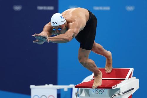 un nageur sautant d'une poutre dans une piscine dans l'établissement Paris JO 2024 - Maison aux airs de vacances, à Colombes