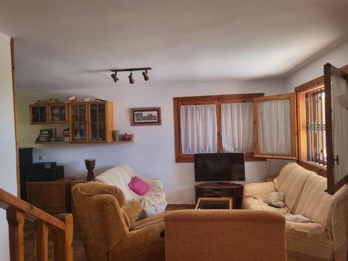 - un salon avec deux canapés et une télévision dans l'établissement BERJA33, à Roquetas de Mar