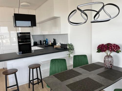 Η κουζίνα ή μικρή κουζίνα στο City view from 30. floor, parking price included