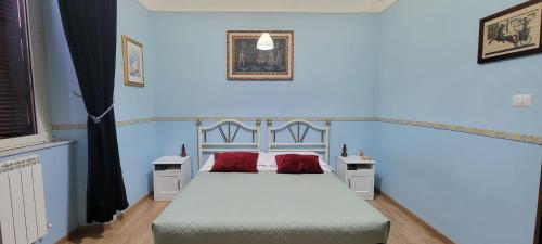 una camera blu con un letto con cuscini rossi di Rooms And Comfort a Roma