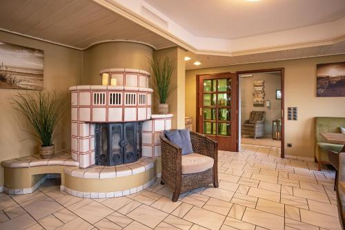a living room with a fireplace in a house at Lieblingsplatz Hotel Seedeich in Grömitz