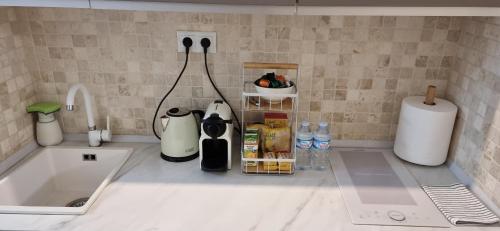 - un comptoir de cuisine avec un évier et un plan de travail dans l'établissement Casa Elena, à Alicante