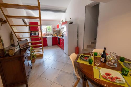 Superbe T3 en villa , entree sud de bastia ( Furiani )にあるキッチンまたは簡易キッチン