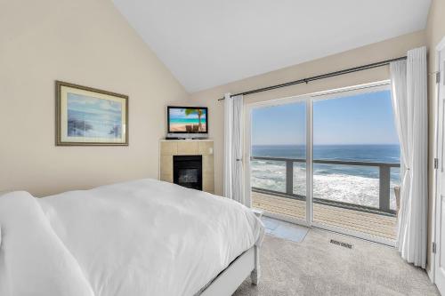 - une chambre avec un lit et une vue sur l'océan dans l'établissement Cliff Side Sea Breeze Paradise, à Lincoln City