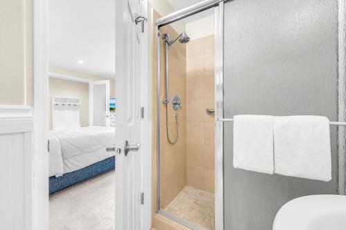 La salle de bains est pourvue d'une douche avec une porte en verre. dans l'établissement Cliff Side Sea Breeze Paradise, à Lincoln City