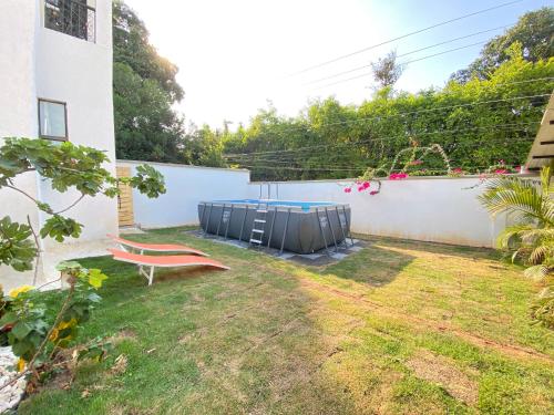 a backyard with a bench and a fence at Babilla Suites in Cali