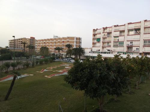 ein Park mitten in einer Stadt mit Gebäuden in der Unterkunft Edificio Salou Beach, la Pineda, Vilaseca in La Pineda