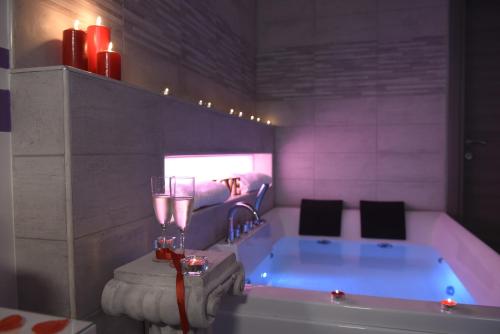 baño con bañera con velas rojas y velas rojas en Apartment Nido di Roma Suite, Jacuzzi King Size, Metro C en Roma