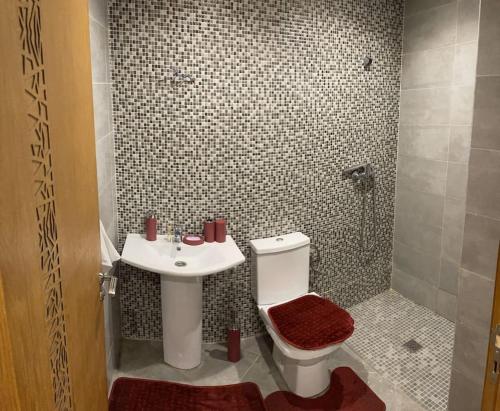 y baño con aseo y lavamanos. en Luxurious 2 BD apartment in the Heart of Kenitra, en Kenitra