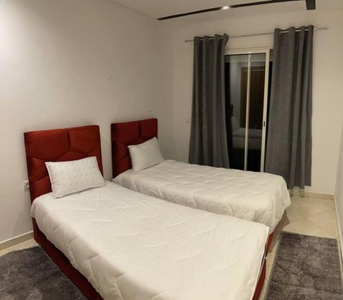 dos camas sentadas una al lado de la otra en un dormitorio en Luxurious 2 BD apartment in the Heart of Kenitra, en Kenitra