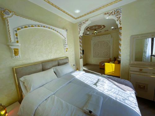 a bedroom with a large white bed in a room at شقه معاصره ب لمسة مغربيه في فاس in Fez