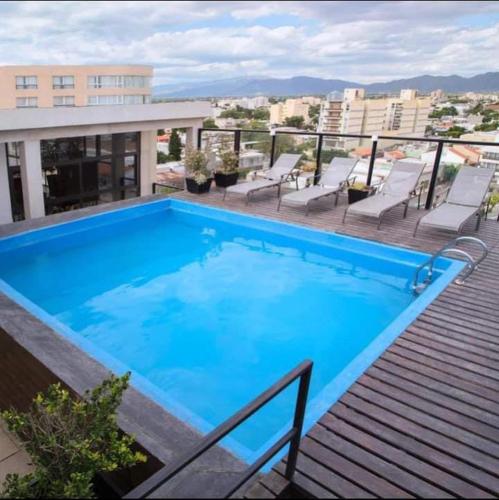 a large blue swimming pool on top of a building at DEPARTAMENTO ESTUDIO (HOTEL PREMIUM TOWER SUITES) in San Luis