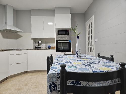 A kitchen or kitchenette at Bonito piso a de Candela en O Grove