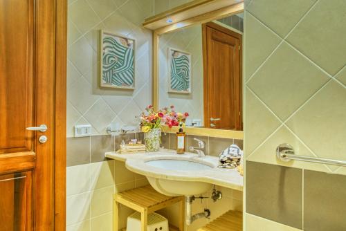ein Bad mit einem Waschbecken und einem Spiegel in der Unterkunft Appartamenti Letizia in Casal Velino