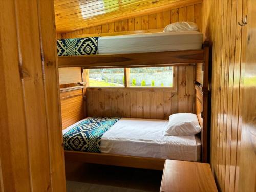 1 Schlafzimmer mit 2 Etagenbetten in einer Hütte in der Unterkunft Country home with grill in Latacunga