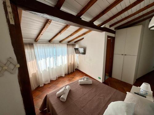 um quarto com uma cama com toalhas em Golden Home em Anzio