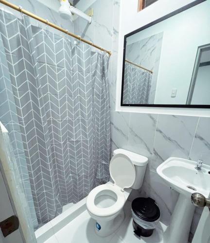 een badkamer met een toilet en een wastafel bij CASA DE EIMY in Puerto Baquerizo Moreno