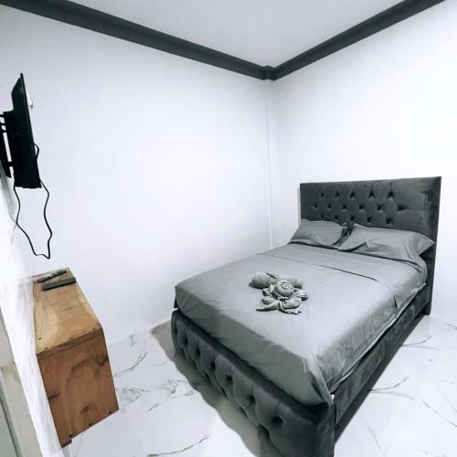 een slaapkamer met een bed met een zwart hoofdeinde bij CASA DE EIMY in Puerto Baquerizo Moreno