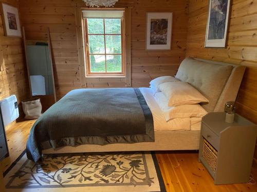 Large Luxury Log Cabin Getawayにあるベッド