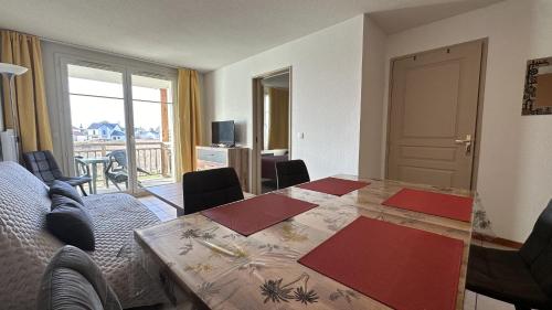 - un salon avec une table et une chambre avec vue dans l'établissement Green 36, à Levernois