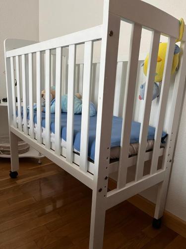 a white crib with a bed in a room at La Madriguera de Toledo in Bargas