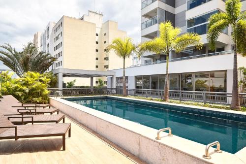 an image of a swimming pool at a hotel at Apartamentos completos em Pinheiros a uma quadra da Faria Lima - HomeLike in Sao Paulo