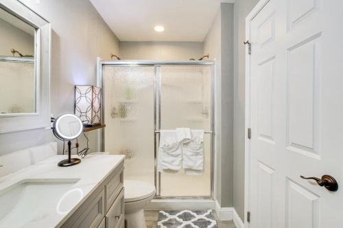 uma casa de banho com um chuveiro, um WC e um lavatório. em Charming Arlington Home with Hot Tub and Fenced Yard! em Arlington