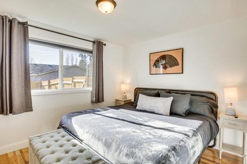 um quarto com uma cama grande e uma janela em Charming Arlington Home with Hot Tub and Fenced Yard! em Arlington
