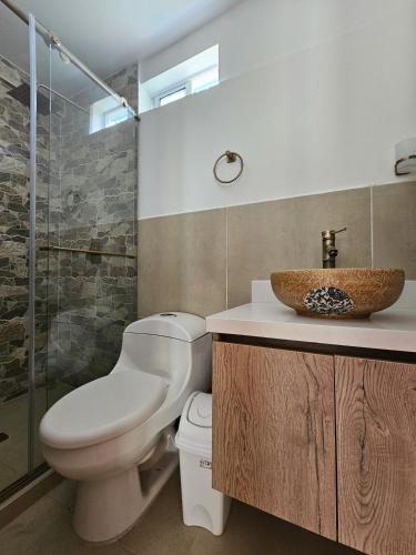 a bathroom with a toilet and a sink at Acogedor alojamiento rural in Filandia