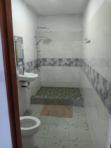 ein Bad mit einem WC und einem Waschbecken in der Unterkunft Le bijou chez laineda in Mt Bois Noir