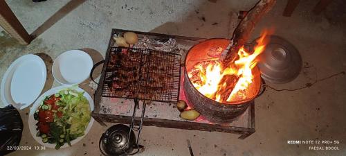 una vista aérea de una parrilla con fuego y comida en Petra Magic Guest House en Wadi Musa