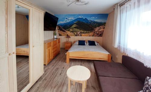 Cette petite chambre comprend un lit et un canapé. dans l'établissement APARTAMENTY "U Bliźniaków", à Zakopane