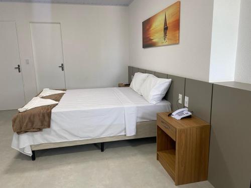 Een bed of bedden in een kamer bij Pousada Cantinho da Barra