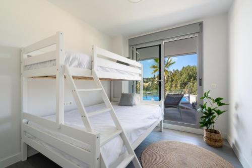 Modern apartment with sea and poolview