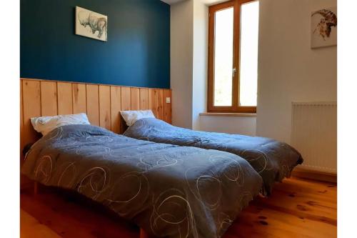 duas camas sentadas uma ao lado da outra num quarto em Gite Les Sabots De Venus em Aspres-sur-Buëch