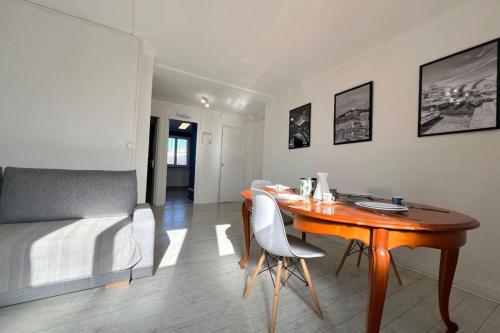 Cette chambre comprend une table, des chaises et un lit. dans l'établissement Le joli Velten - Wifi - Métro, à Marseille