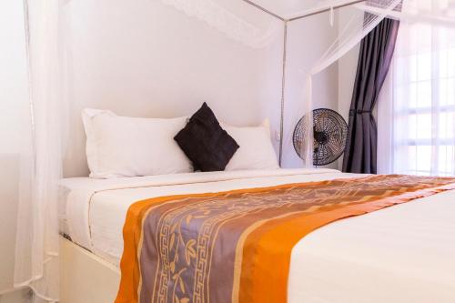 Een bed of bedden in een kamer bij Nv Fort Lugard Hotel Iganga