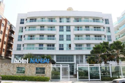 un hotel se pasea delante de un edificio en FLAT MANDAI CABO FRIO en Cabo Frío