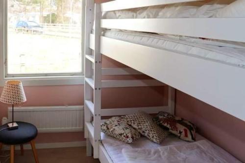 ein Etagenbett mit zwei Kissen auf dem unteren Etagenbett in der Unterkunft The Pink House in Halmstad