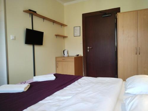 a bedroom with a bed and a wooden door at Ośrodek Wypoczynkowy Zapalenica in Szczyrk
