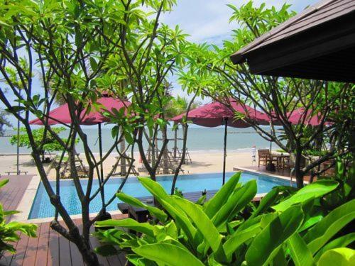 - Vistas a un complejo con piscina y playa en Chidlom Resort, en Haad Chao Samran
