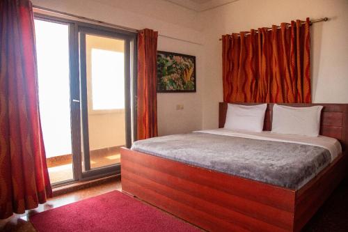 een slaapkamer met een bed en een groot raam bij Beautiful 1-Bed Room in Greater Accra Region 1 in Oshien