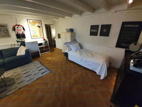 una sala de estar con una cama y un sofá en Sentral leilighet, nært tog, buss, sykehus og byen, en Bodø