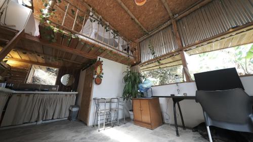 een keuken met een tafel en stoelen in een gebouw bij Djungle in Macanal