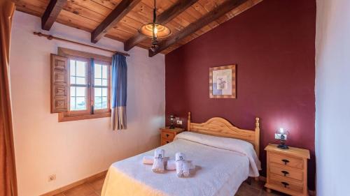 1 dormitorio con cama y ventana en Casa Rocio Almachar by Ruralidays, en Almáchar