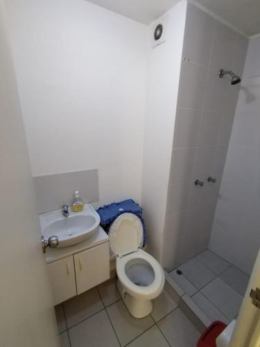 Ein Badezimmer in der Unterkunft CONDOMINIO ALTO COLONIAL- TORRE ROBLE- DEPARTAMENTO 1104