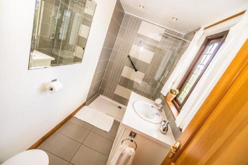 un piccolo bagno con lavandino e specchio di Ferien-Cottage mit Grillplatz im privaten Wintergarten a Hastings