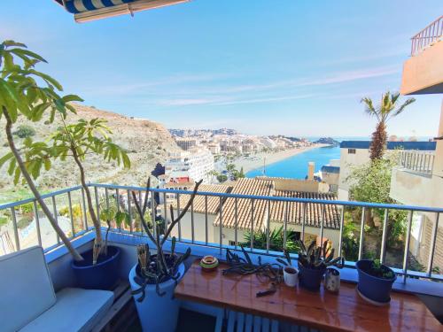 een balkon met planten en uitzicht op de oceaan bij Miramar 22 in Almuñécar